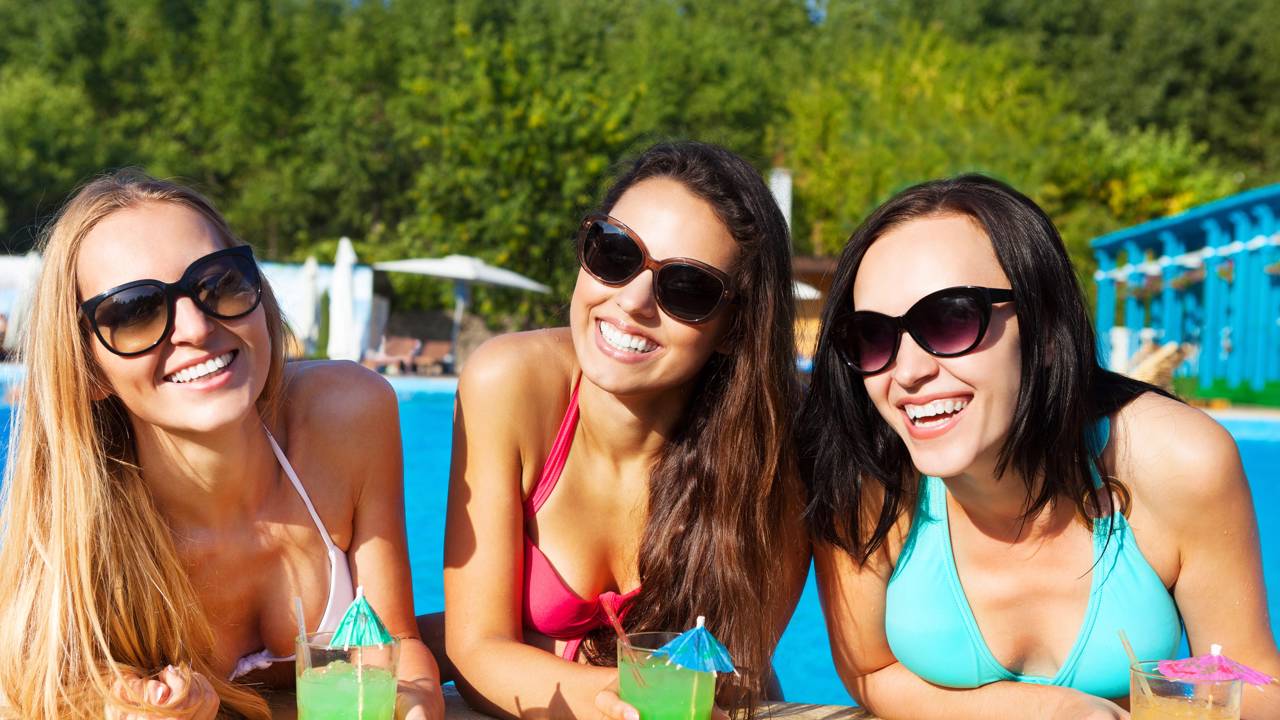 Para não esquentar a cabeça no verão: cuidados com o couro cabeludo ao pegar sol