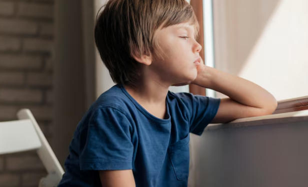 Férias escolares: como equilibrar o tédio saudável e os estímulos certos para as crianças. Foto: FreePik