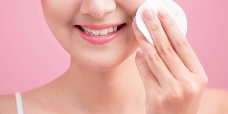 O erro ao remover maquiagem que envelhece a pele