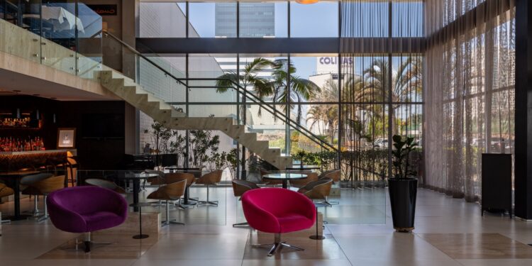 Localizado em uma das regiões mais valorizadas do Vale do Paraíba, o hotel quatro estrelas, se destaca também por oferecer alta gastronomia além de conforto e praticidade em belas instalações. Foto: Divulgação.