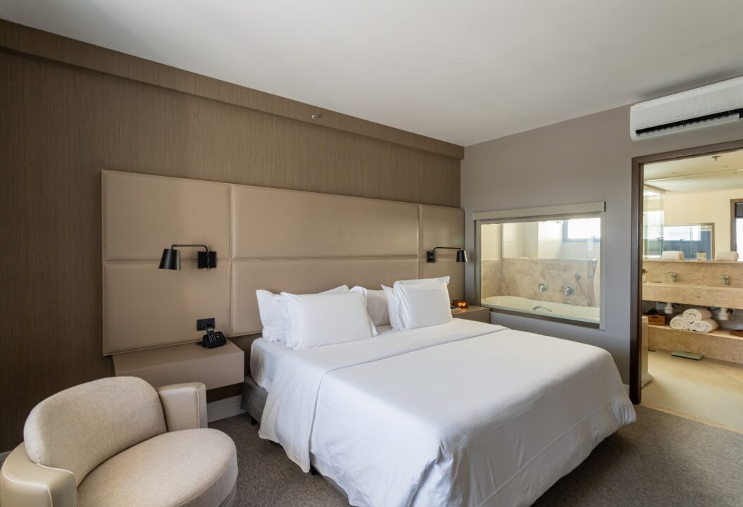 Na Suíte, é possível ter acesso ao Menu de Travesseiros com mimo da banheira de Hidro, além de outros confortos. Foto: Divulgação.