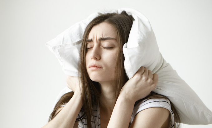 Acordar com dor de cabeça pode indicar inflamação no ATM. Foto: FreePik