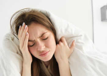 Acordar com dor de cabeça pode indicar inflamação no ATM. Foto: FreePik
