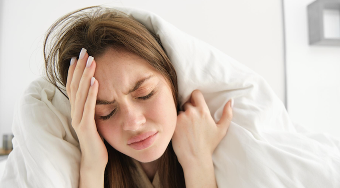 Acordar com dor de cabeça pode indicar inflamação no ATM. Foto: FreePik
