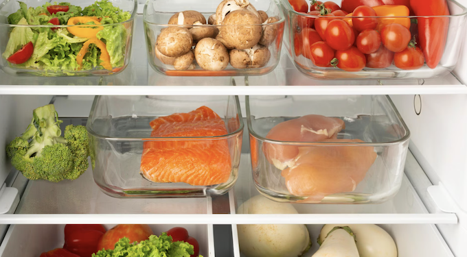 Quanto tempo pode deixar os alimentos na geladeira? Foto: FreePik