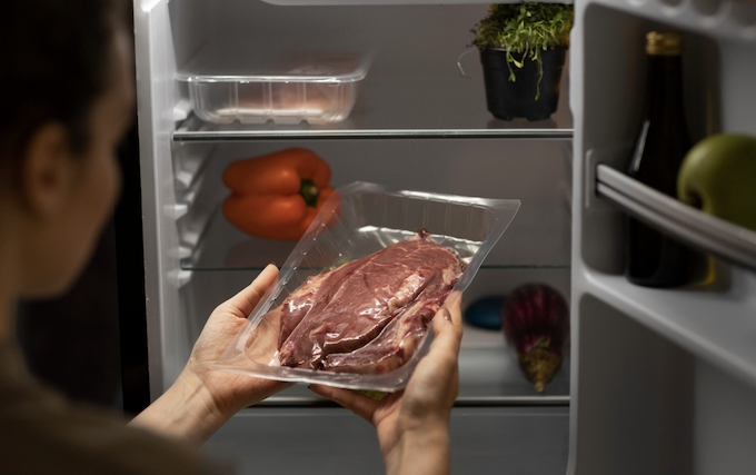 Quanto tempo pode deixar os alimentos na geladeira? Foto: FreePik