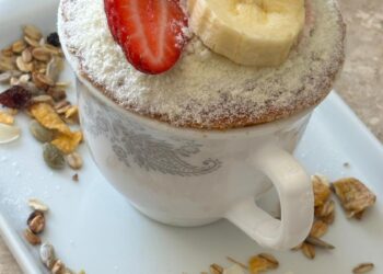 Bolo de caneca de iogurte com frutas. Foto: Reprodução