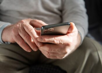 Conversa, cuidado e atenção: o que fazer para blindar idosos contra golpes digitais - Crédito: FreePik