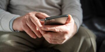 Conversa, cuidado e atenção: o que fazer para blindar idosos contra golpes digitais - Crédito: FreePik