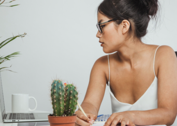 Decote e trabalho não combinam. Foto: FreePik