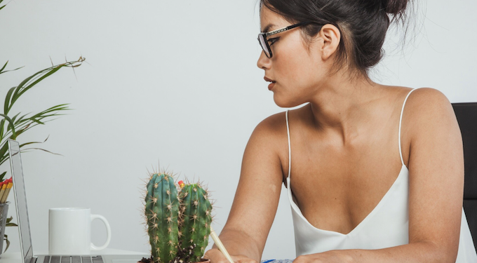 Decote e trabalho não combinam. Foto: FreePik