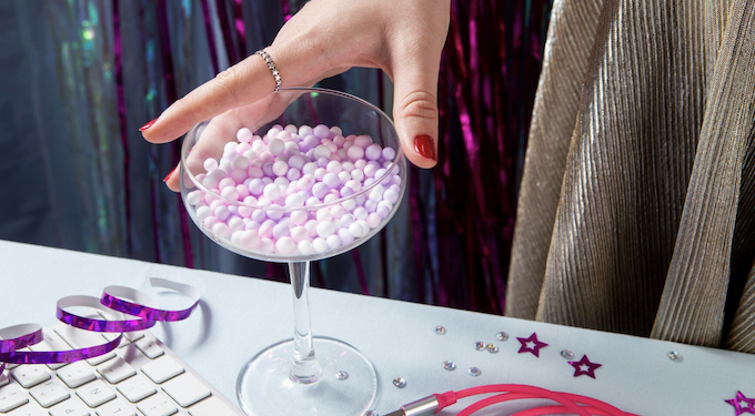 Como tirar glitter dos móveis e estofados? Foto: FreePik