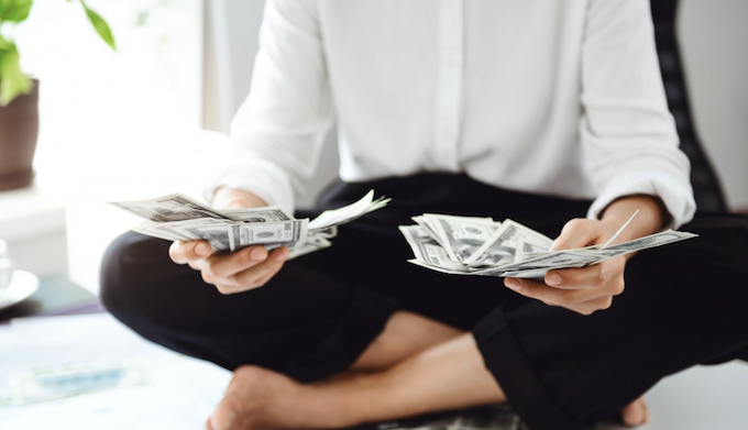 Por que o brasileiro não investe, mesmo quando sobra dinheiro? Foto: FreePik