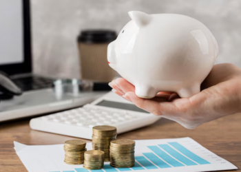 Por que o brasileiro não investe, mesmo quando sobra dinheiro? Foto: FreePik