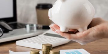 Por que o brasileiro não investe, mesmo quando sobra dinheiro? Foto: FreePik