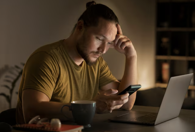 Jovens são mais vulneráveis a apostas e bets. Foto: FreePik