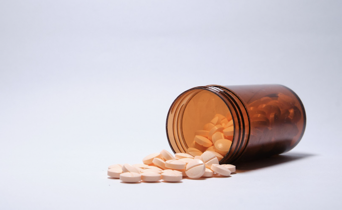 Conheça os riscos de comprar medicamentos falsificados. Foto: FreePik