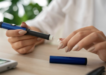 Conheça os riscos de comprar medicamentos falsificados. Foto: FreePik