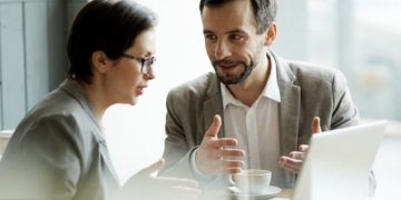 Como pedir demissão sem "fechar as portas"? Foto: FreePik