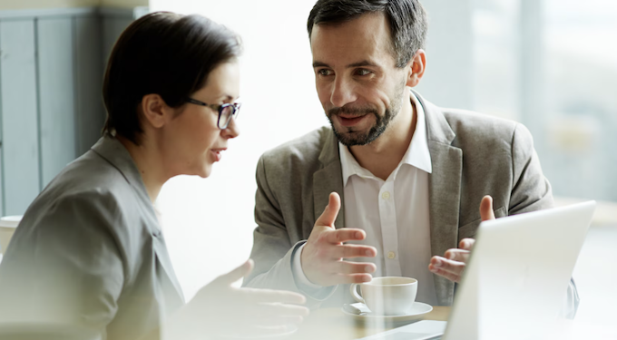 Como pedir demissão sem "fechar as portas"? Foto: FreePik