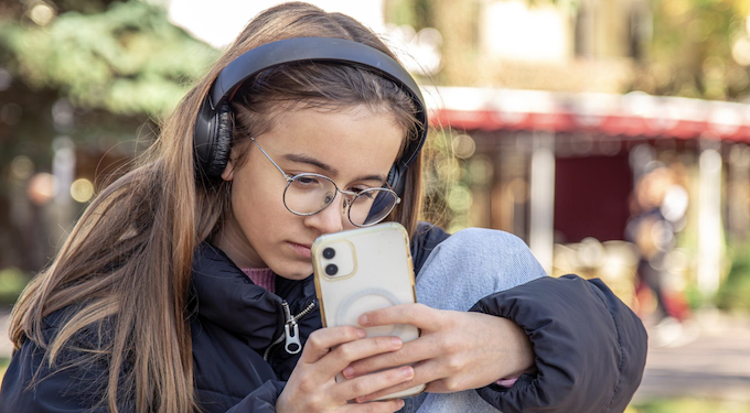 Espanha quer proibir acesso a redes sociais para menores de 16 anos. Foto: FreePik