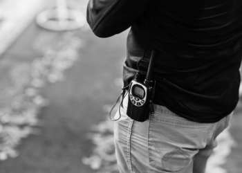 Fazer xixi na rua pode dar multa alta. Foto: FreePik