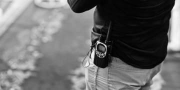 Fazer xixi na rua pode dar multa alta. Foto: FreePik