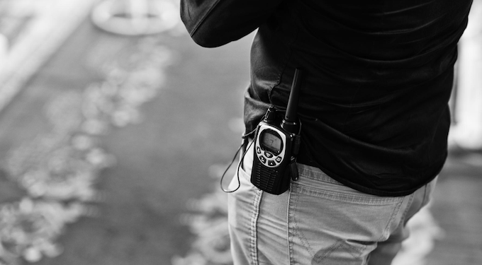 Fazer xixi na rua pode dar multa alta. Foto: FreePik