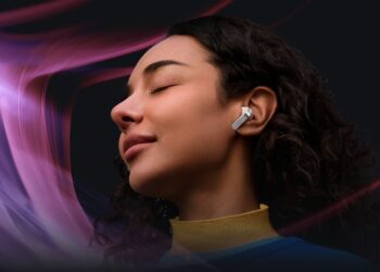 Escolhemos produtos que vão otimizar sua vida no mês que é todo delas! Na foto, os novos fones sem fio inteligentes da Samsung e vários outros produtos que valem a pena. Foto: Divulgação.