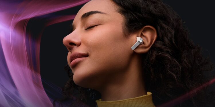 Escolhemos produtos que vão otimizar sua vida no mês que é todo delas! Na foto, os novos fones sem fio inteligentes da Samsung e vários outros produtos que valem a pena. Foto: Divulgação.