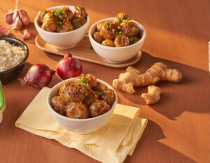 Bolinhos de cascas de legumes com molho oriental