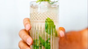 Drink de verão: Rum com soda de cajuína e hortelã