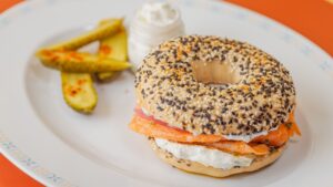 Bagel crocante com salmão e alcaparras