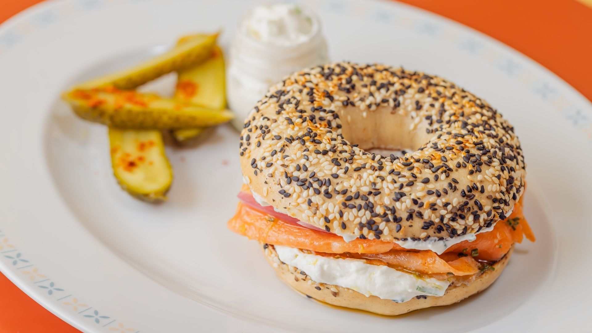 Bagel crocante com salmão e alcaparras