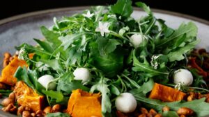 Para o verão: Salada de abóbora cabotiá, rúcula, queijo de cabra, castanha-de-caju e mel