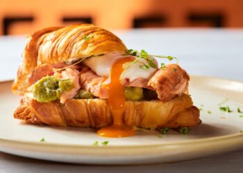 Sanduíche-de-Salmão-Defumado-no-Croissant