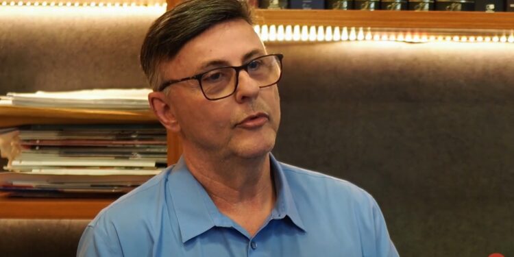 "Mudar é sempre válido, quando se é para o bem e no meu caso, só agreguei. Sou feliz nos meus 60 mais porque exerço meu propósito", diz Alexandre Casciano. Foto: Reprodução.