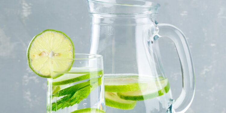água com limão faz bem