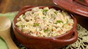 Arroz cremoso de panela de pressão é prático e cheio de sabor