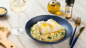 Bacalhau confitado com risoto de couve e laranja