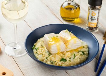 Bacalhau confitado com risoto de couve e laranja
