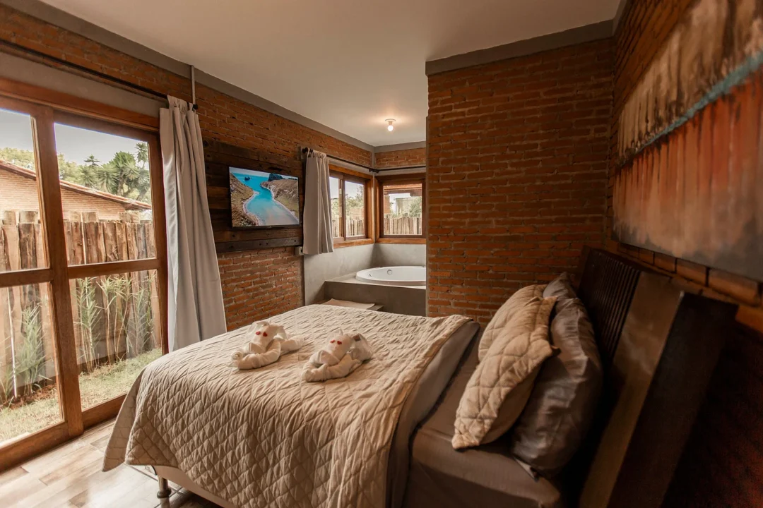 O Chalé 50 possui duas suítes, cada uma com sua banheira de hidromassagem e camas de casal, além de sala de estar, jantar, cozinha equipada e quintal privativo. Foto: Divulgação.