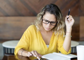 O segredo para ter mais liberdade e não depender financeiramente do marido está aqui! Foto: FreePik