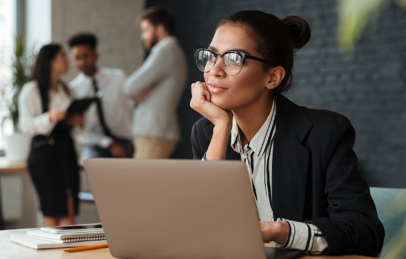 Etiqueta no trabalho: entenda tudo sobre! Foto: FreePik