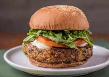 hamburguer-caseiro-com-legumes