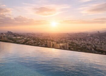 Vista da piscina do Hotel Palazzo Torquetti em Belo Horizonte, MG