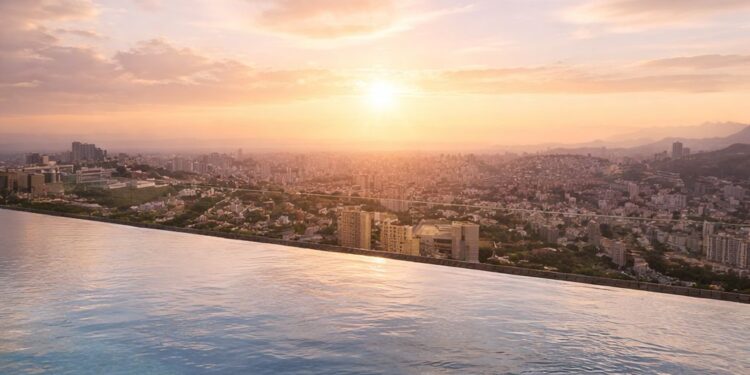 Vista da piscina do Hotel Palazzo Torquetti em Belo Horizonte, MG