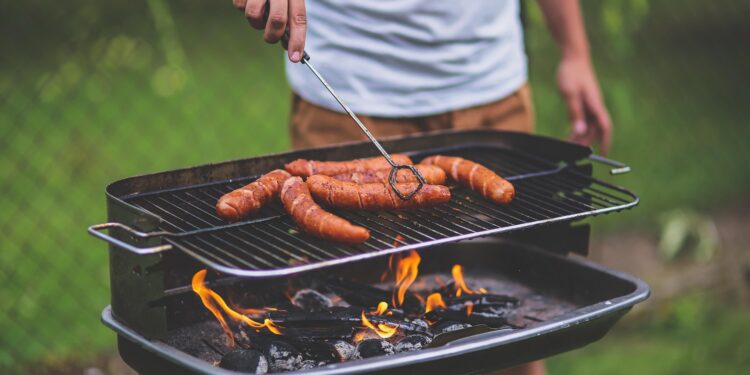 Vigilante foi demitido por justa causa após publicar nas redes sociais registros de um churrasco enquanto estava afastado do trabalho por recomendação médica. Foto: Pixabay.