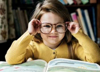 O que os hábitos infantis revelam sobre a saúde ocular? Foto: FreePik