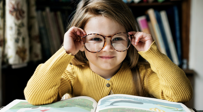 O que os hábitos infantis revelam sobre a saúde ocular? Foto: FreePik